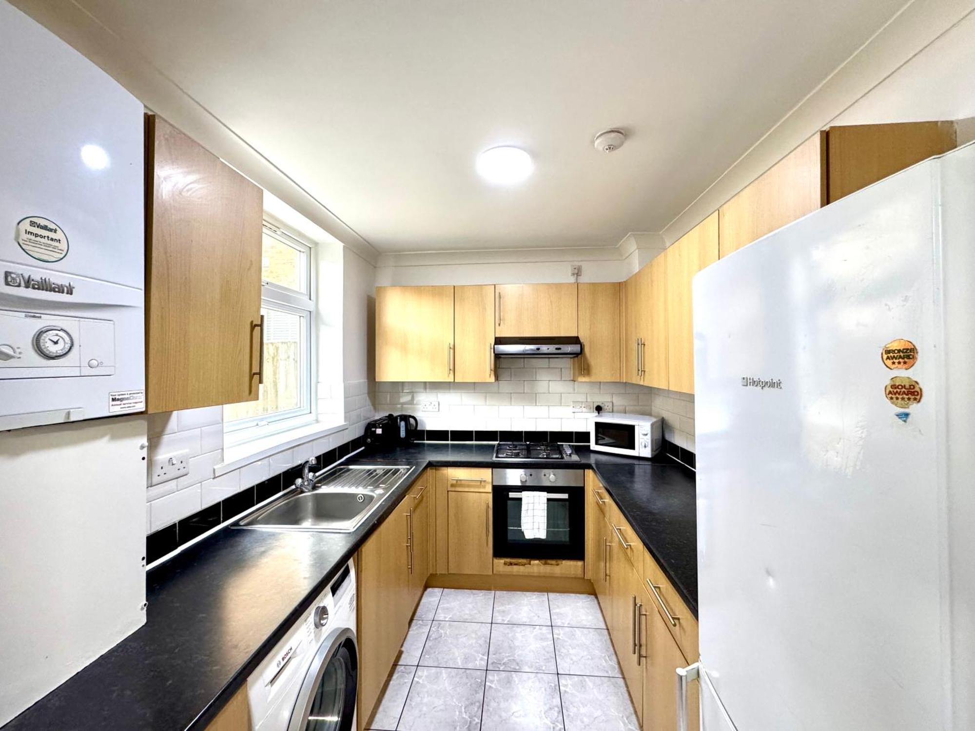 4 Bedrooms House, 3 Bathrooms , Separate Reception, Full Kitchen, Garden, Parking ロンドン エクステリア 写真